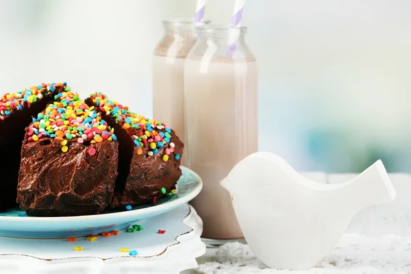 Chocolate cake met chocolade melk op tabel close-up — Stockfoto