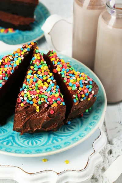 Pastel de chocolate con leche de chocolate en primer plano de la mesa — Foto de Stock