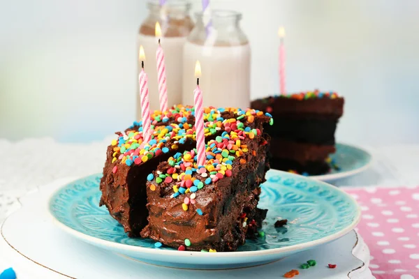 Czekoladowe ciasto z czekolady mlecznej na stół szczegół — Zdjęcie stockowe