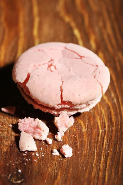 Brillante gustosa torta di macaron rotto su vecchio sfondo di legno — Foto Stock