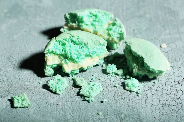 Pastel macarrón roto sabroso brillante sobre fondo de madera viejo — Foto de Stock