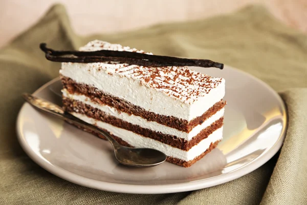 Leckerer Tiramisu-Kuchen auf Teller, Nahaufnahme — Stockfoto