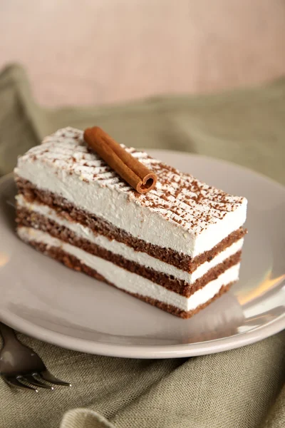 Torta tiramisù gustosa sul piatto, da vicino — Foto Stock