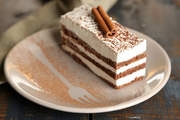 Leckerer Tiramisu-Kuchen auf Teller, Nahaufnahme — Stockfoto