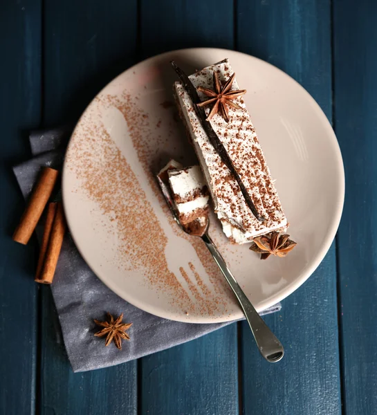 Вкусный торт тирамису на тарелке, на деревянном столе — стоковое фото