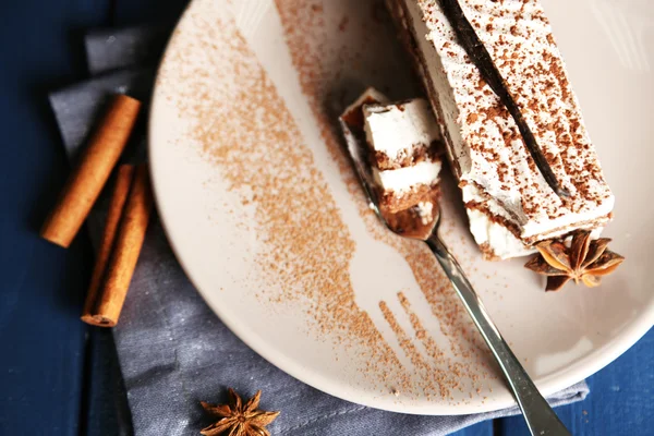 Gâteau tiramisu savoureux sur assiette, gros plan — Photo
