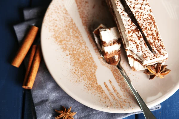 Torta tiramisù gustosa sul piatto, da vicino — Foto Stock