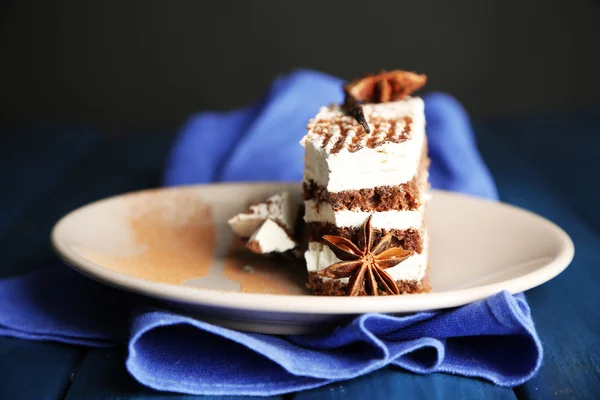 검은 배경에 나무 테이블에 접시에 맛 있는 티라미수 케이크 — 스톡 사진