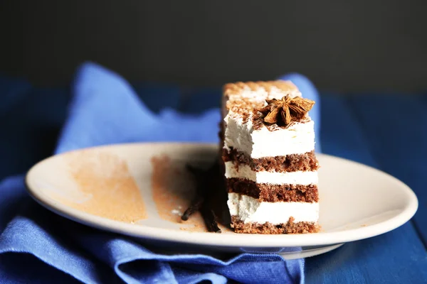 Gustosa torta tiramisù su piatto, su fondo nero — Foto Stock