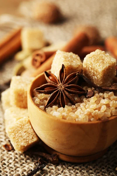 Kerstmis specerijen en bakken ingrediënten op zak achtergrond — Stockfoto