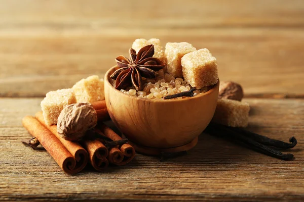 Spezie natalizie e ingredienti da forno su sfondo di legno — Foto Stock