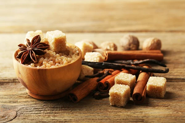 Spezie natalizie e ingredienti da forno su sfondo di legno — Foto Stock