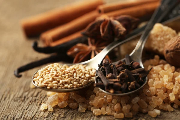 Especias navideñas e ingredientes para hornear sobre fondo de saco —  Fotos de Stock