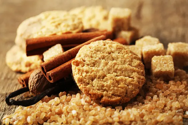 Kerstmis specerijen en bakken ingrediënten op houten achtergrond — Stockfoto