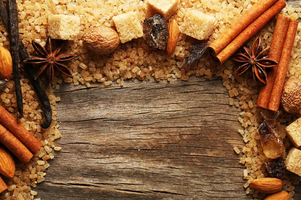 Vánoční koření a pečící ingredience na dřevěné pozadí — Stock fotografie