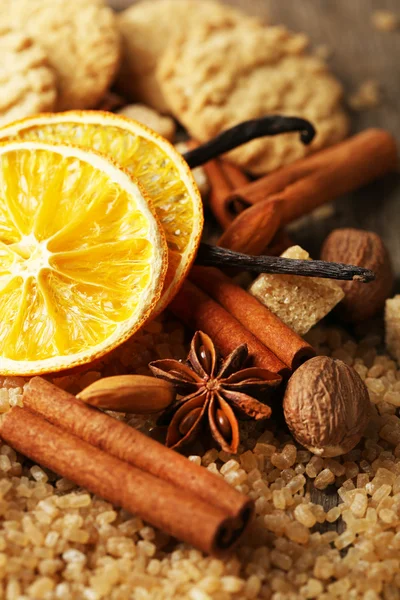 Vánoční koření, ořechy a pečící ingredience, close-up — Stock fotografie