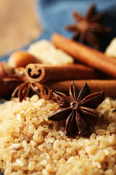 Especiarias de Natal e ingredientes de cozimento em guardanapo de cor, em fundo de madeira — Fotografia de Stock