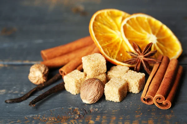 Especias navideñas e ingredientes para hornear sobre fondo de madera —  Fotos de Stock