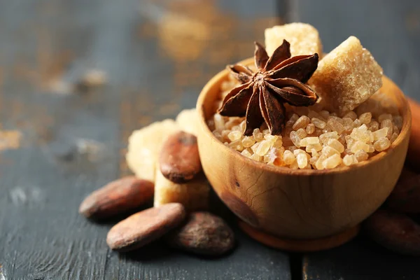 Spezie natalizie e ingredienti da forno su tovagliolo di colore, su sfondo di legno — Foto Stock