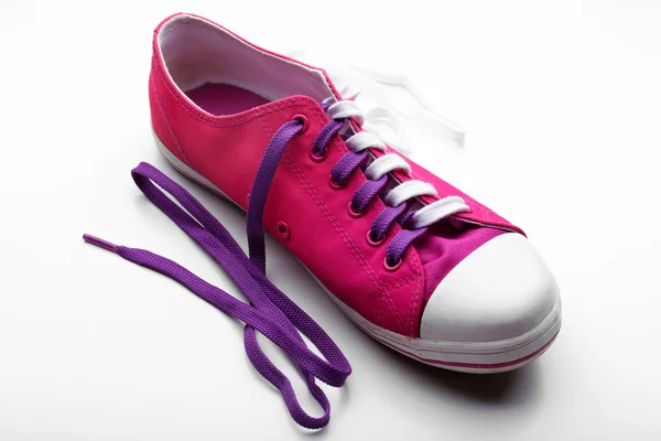Beyaz izole ayakkabı bağı, bağlama işlemi — Stok fotoğraf