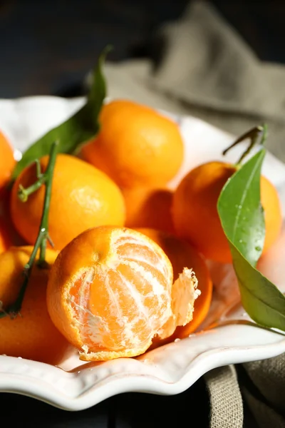 Tangerinas maduras suculentas com folhas na toalha de mesa — Fotografia de Stock