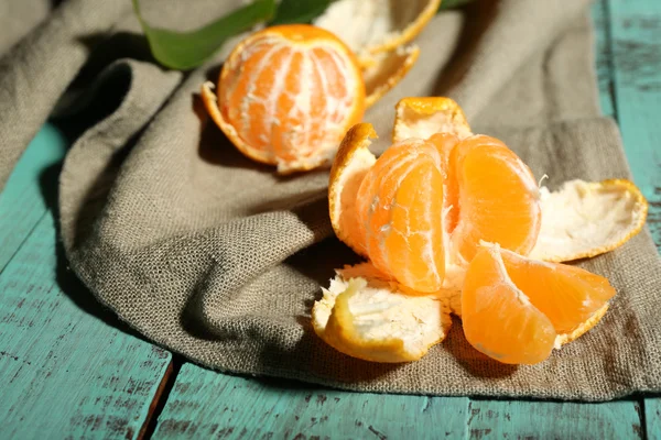 Juicy ripe tangerines with leaves on wooden table — Stock Photo, Image