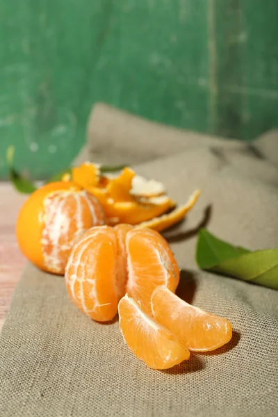 Juicy ripe tangerines with leaves on wooden background — Stock Photo, Image