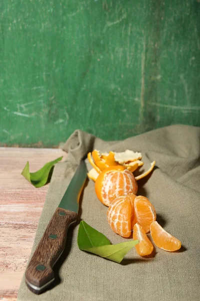 Jugosas mandarinas maduras con hojas sobre mesa de madera — Foto de Stock