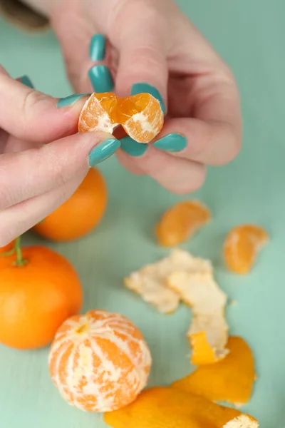 Manos sosteniendo mandarina madura, de cerca —  Fotos de Stock