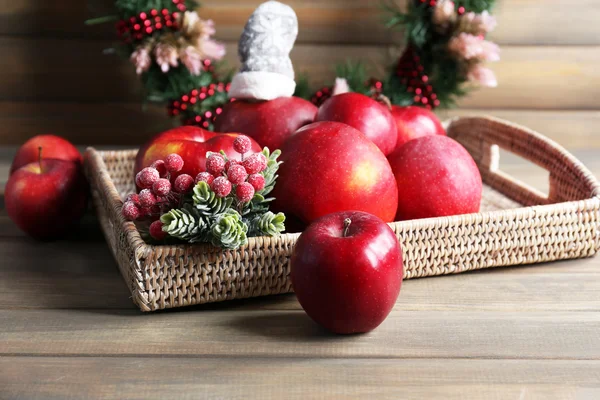 Vánoční jablka na dřevěný stůl — Stock fotografie