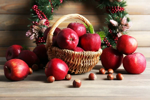 Manzanas de Navidad sobre mesa de madera — Foto de Stock