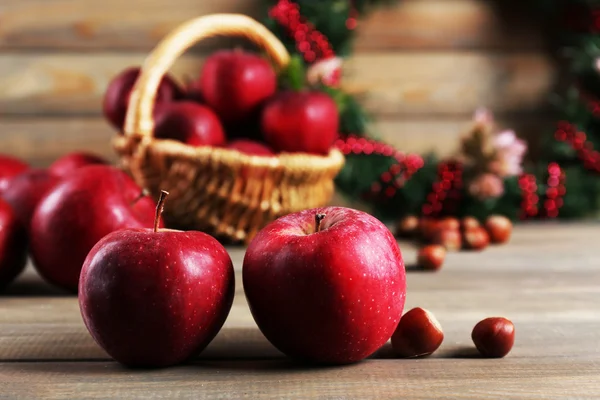 Χριστούγεννα μήλα στο ξύλινο τραπέζι — Φωτογραφία Αρχείου
