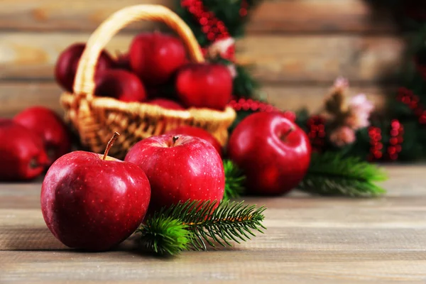 Manzanas de Navidad sobre mesa de madera — Foto de Stock