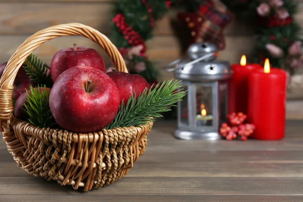 Manzanas de Navidad sobre mesa de madera — Foto de Stock