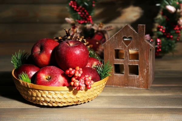 Manzanas de Navidad sobre mesa de madera —  Fotos de Stock