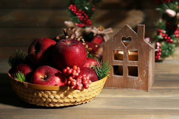 Manzanas de Navidad sobre mesa de madera —  Fotos de Stock