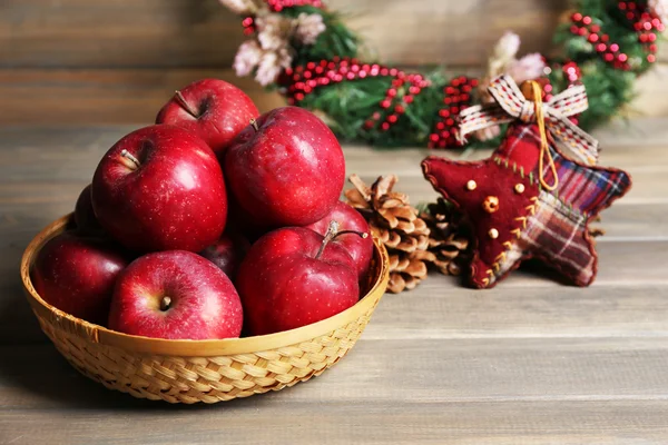 Pommes de Noël sur table en bois — Photo