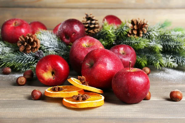 Manzanas de Navidad sobre mesa de madera —  Fotos de Stock