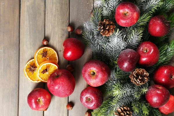 Manzanas de Navidad sobre mesa de madera — Foto de Stock