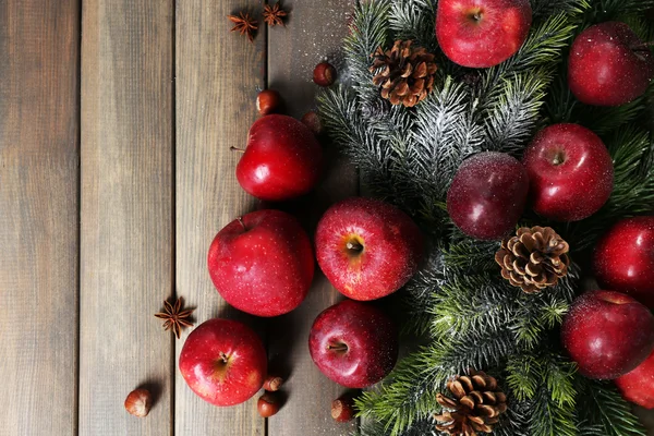 Manzanas de Navidad sobre mesa de madera — Foto de Stock