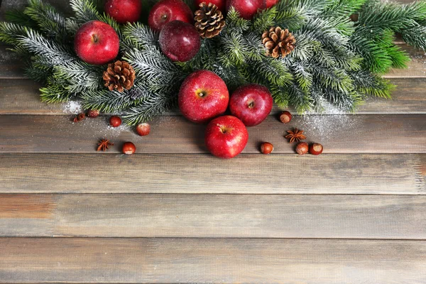Jul äpplen på träbord — Stockfoto