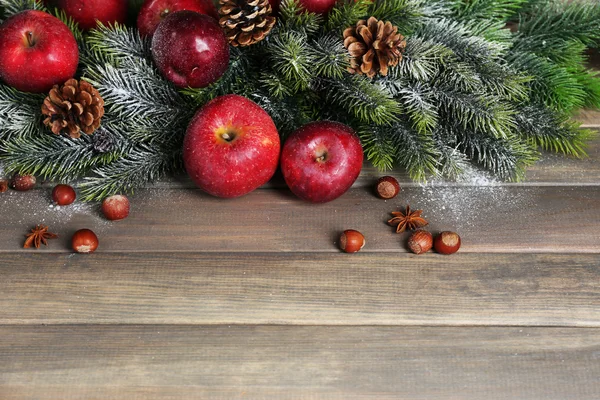 Manzanas de Navidad sobre mesa de madera — Foto de Stock