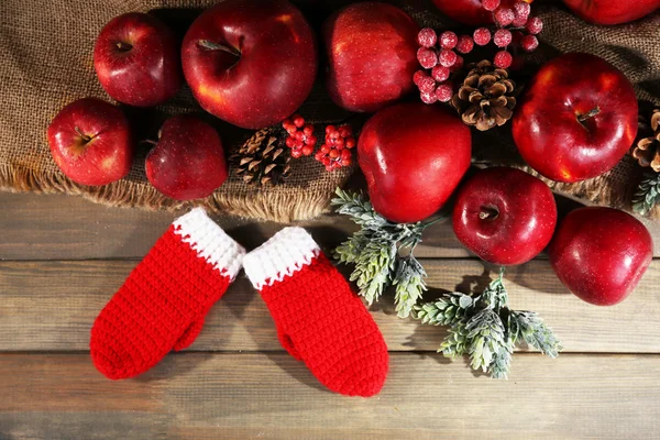 Manzanas de Navidad sobre mesa de madera — Foto de Stock