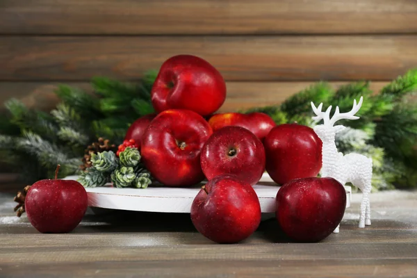 木製のテーブルの上のクリスマスのリンゴ — ストック写真