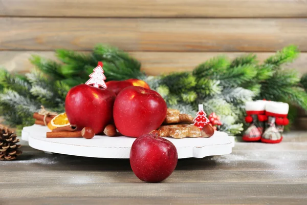 Kerstmis appels op houten tafel — Stockfoto