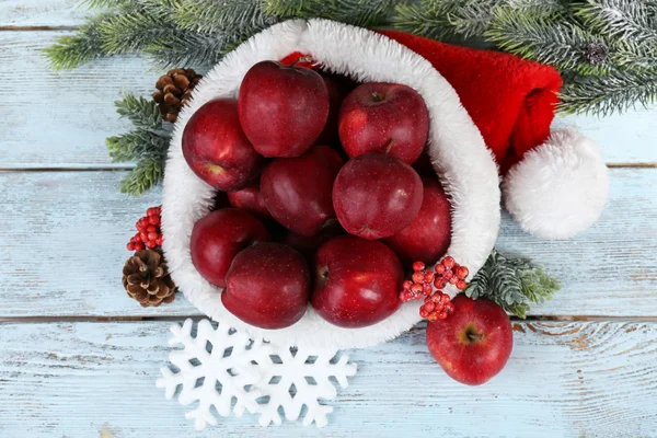 Manzanas de Navidad sobre mesa de madera — Foto de Stock