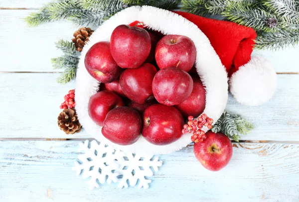 Manzanas de Navidad sobre mesa de madera — Foto de Stock