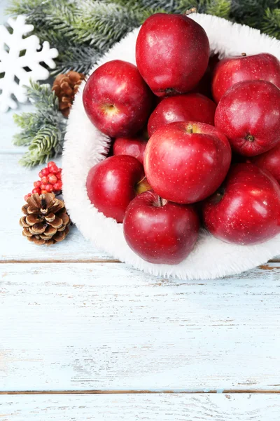 Pommes de Noël sur table en bois — Photo