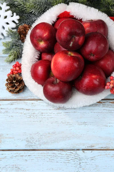 Pommes de Noël sur table en bois — Photo
