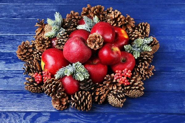 Χριστούγεννα μήλα στο ξύλινο τραπέζι — Φωτογραφία Αρχείου